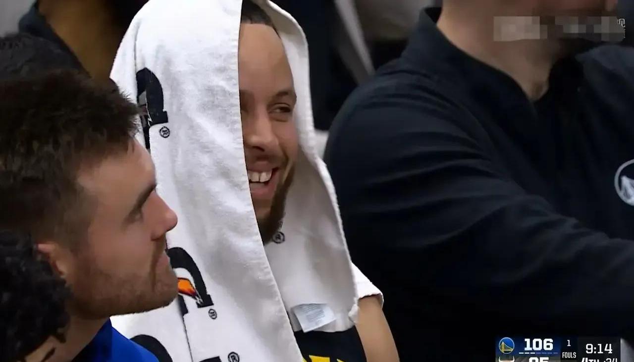 九游官网入口-库里重返赛场，战术调整首场状态出色，雄鹿观众沸腾！